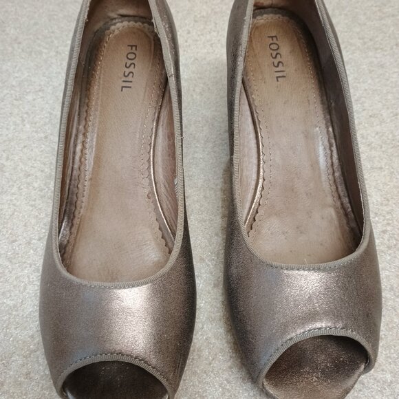Fossil Women's Metallic Bronze Leather Pumps 8.5 Wedge Heels Peep Toe Like New - Picture 3 of 7